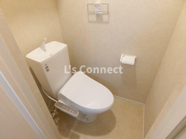 トイレ　温水洗浄便座付きのトイレ。