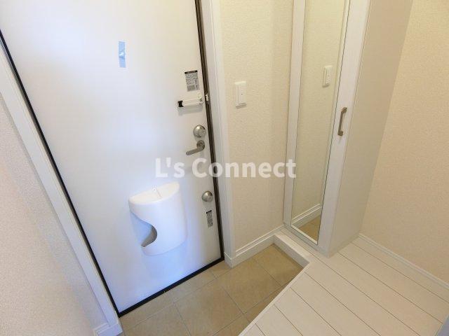 玄関　背の高い下駄箱には鏡付きで身だしなみチェック。