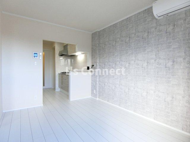 居室・リビング　８．４帖のＬＤＫ。アクセントクロス仕様です。