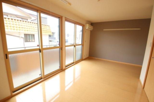 居室・リビング　落ち着いた色調の洋室です