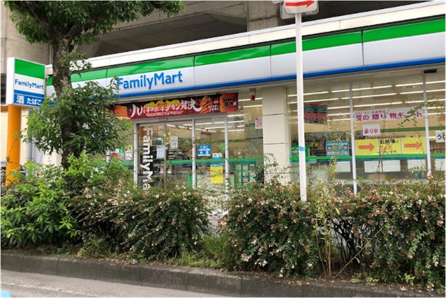 コンビニ　ファミリーマート 八尾桜ヶ丘一丁目店（コンビニ）まで215m