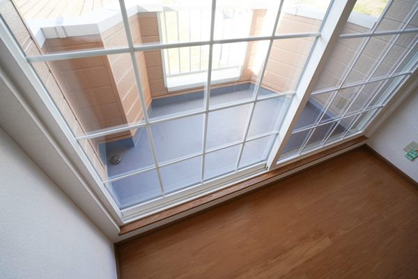 バルコニー　同じ建物の別のお部屋