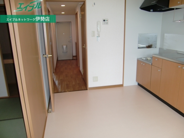 居室・リビング　同物件別室の写真です