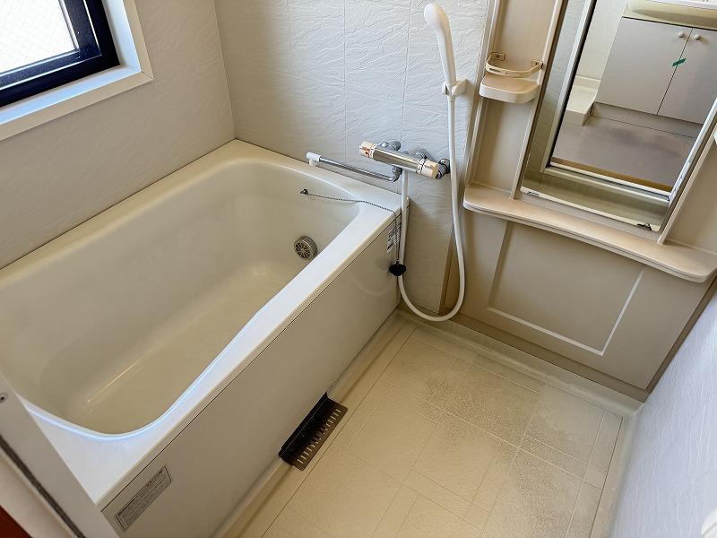 バス・シャワールーム　お風呂に窓付き