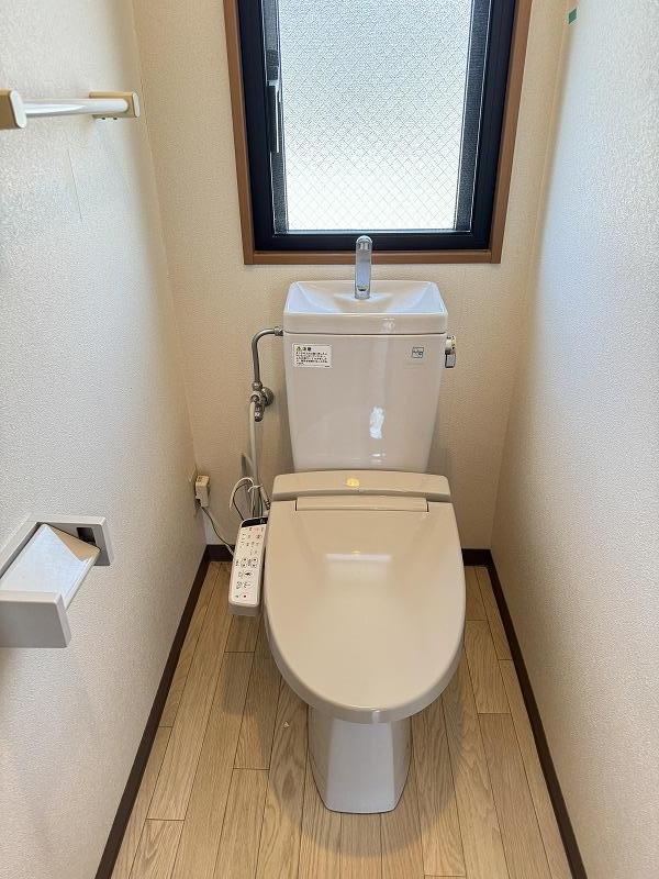 トイレ　トイレも窓付き