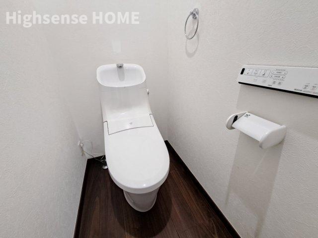 トイレ　落ち着いた色調のトイレです