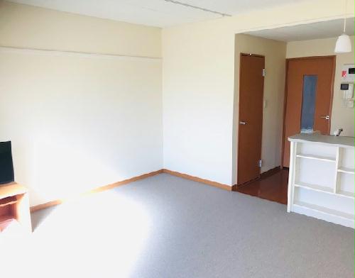 居室・リビング　1階フローリング、2階カーペット