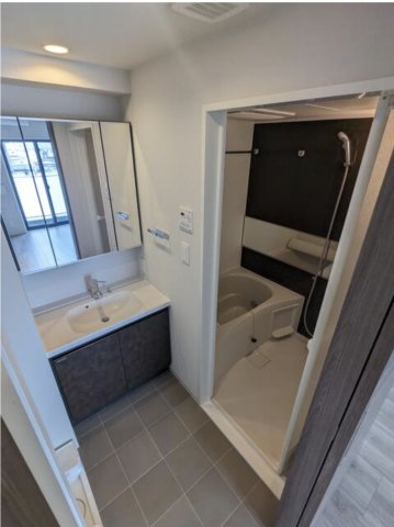 洗面設備　ゆったりとスペースのある洗面所