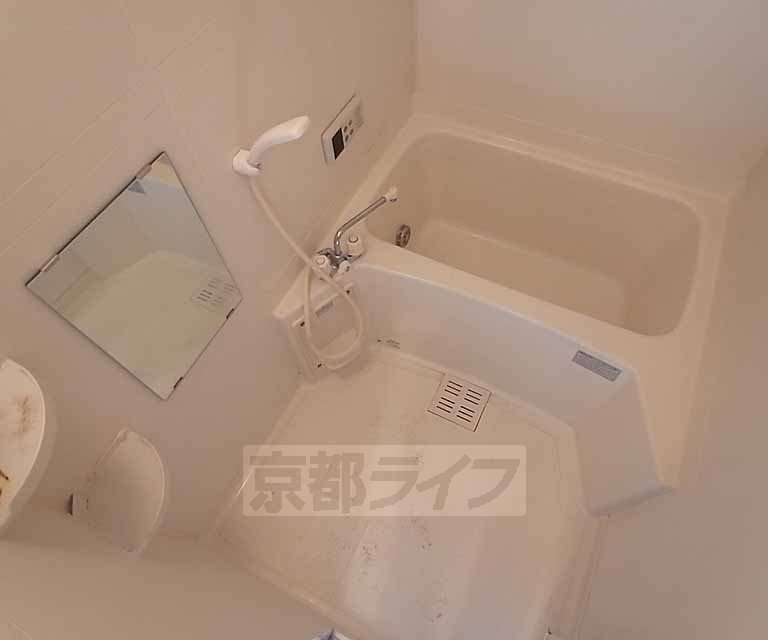 バス・シャワールーム　広いバスルームです。