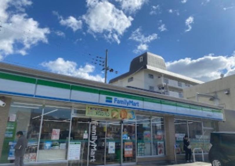 コンビニ　ファミリーマート豊中東泉丘店（コンビニ）まで791m