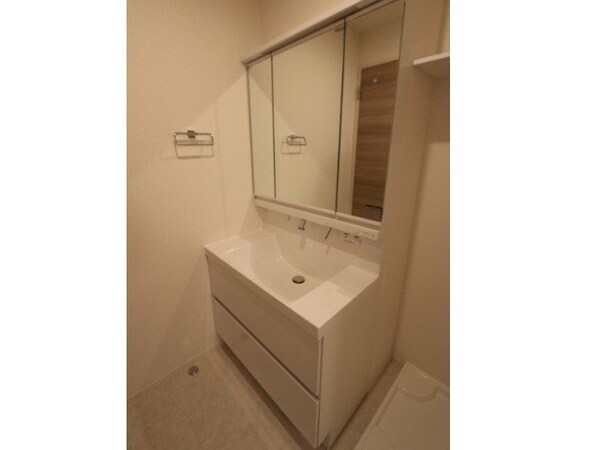 洗面設備　朝の支度にも助かる、独立の洗髪洗面化粧台