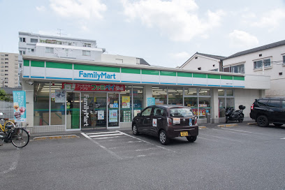 コンビニ　ファミリーマート 町屋八丁目店（コンビニ）まで613m