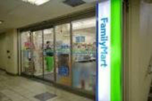 コンビニ　ファミリーマート　桃山台駅店（コンビニ）まで1106m