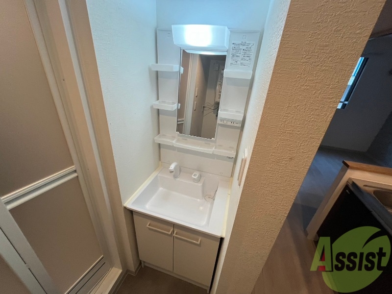 洗面設備　独立洗面台です。大きくてよいですね。シャンプーもできます。