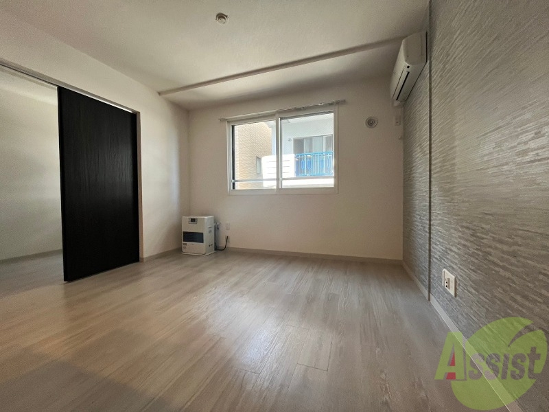 居室・リビング　リビングです。木目のフローリングが落ち着きますね。