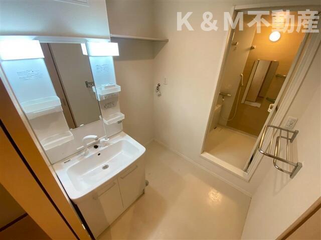 洗面設備　明るい洗面所です