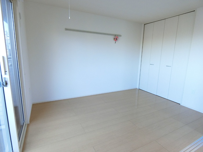 その他部屋・スペース　洋室部分・白を基調とした、落ち着きのある内装です♪