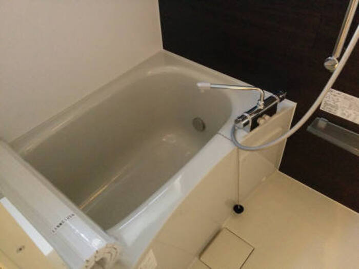 バス・シャワールーム　お風呂部分・追炊き機能付き♪窓があり、湿気対策も◎