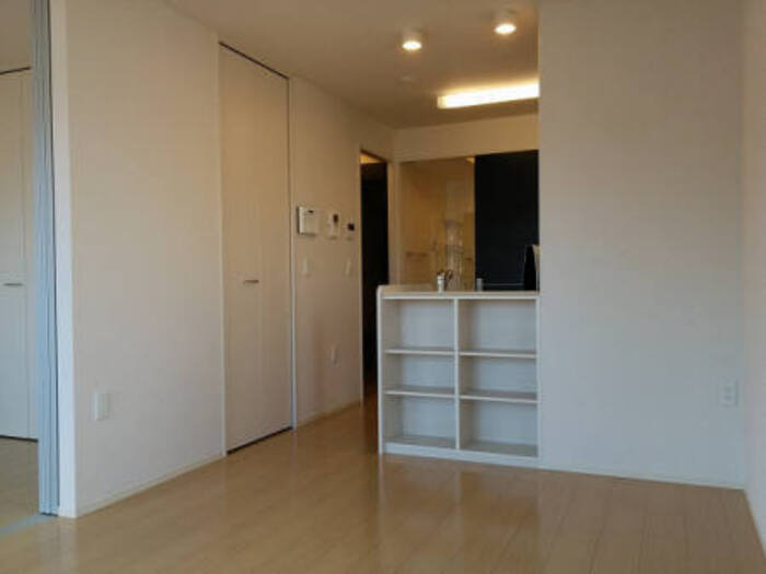 居室・リビング　リビング部分・日当たり良好です♪収納棚付きで片付けやすいです