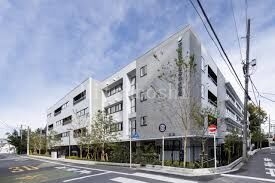 小学校　中野区立みなみの小学校（小学校）まで884m