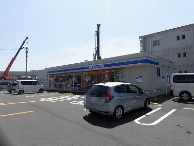 コンビニ　ローソン高知比島町一丁目店（コンビニ）まで204m