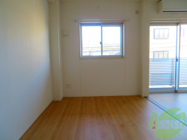 その他部屋・スペース　腰窓から日差しが入り明るいお部屋ですね。