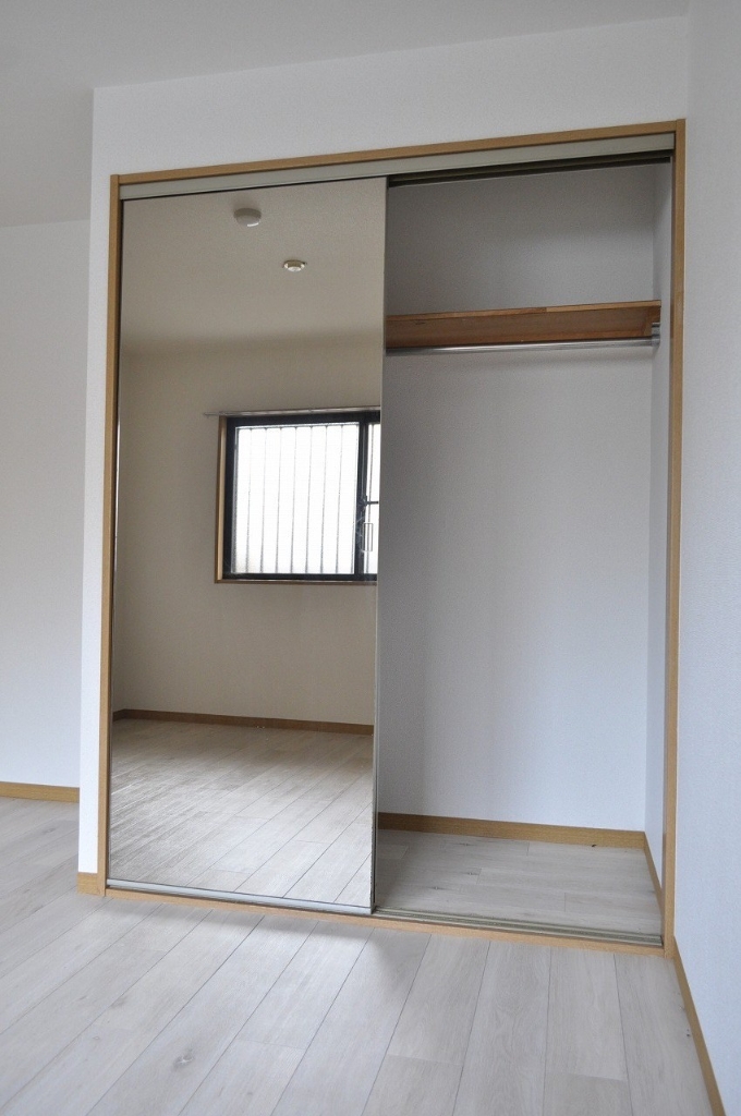 収納　鏡付き収納