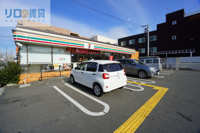 コンビニ　セブンイレブン阪急新伊丹駅前店（コンビニ）まで582m