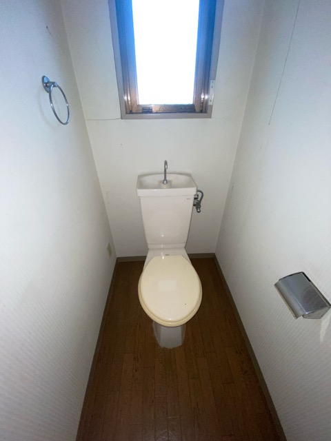 トイレ　窓付きで換気に便利です♪