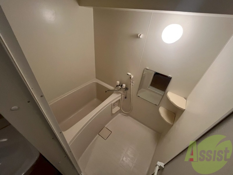 バス・シャワールーム　お風呂です。少し狭いですがシャワーするには十分ですね。