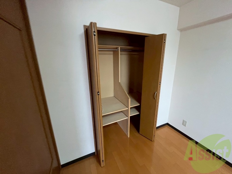 収納　こちらの収納にはハンガーをかけて服もしまえますね。