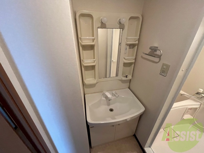 洗面設備　独立洗面台です。大きくてよいですね。シャンプーもできます