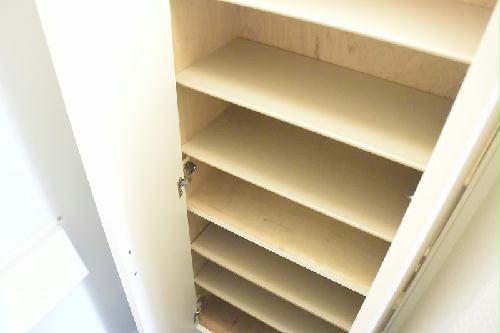 玄関　玄関には宅配ボックスあります。