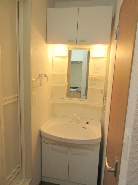 洗面設備　嬉しいシャンプードレッサー付き洗面化粧台