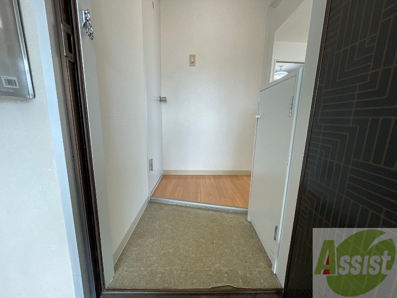 玄関　玄関です。ご覧の通り広々としていますね。