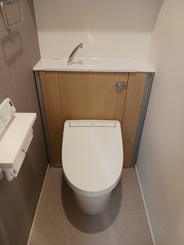 トイレ　落ち着いた色調のトイレです