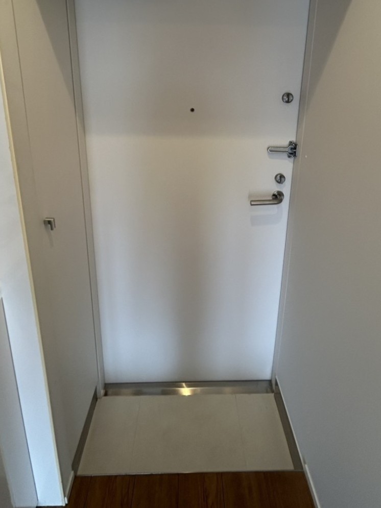 玄関　写真：設備同仕様の別物件です