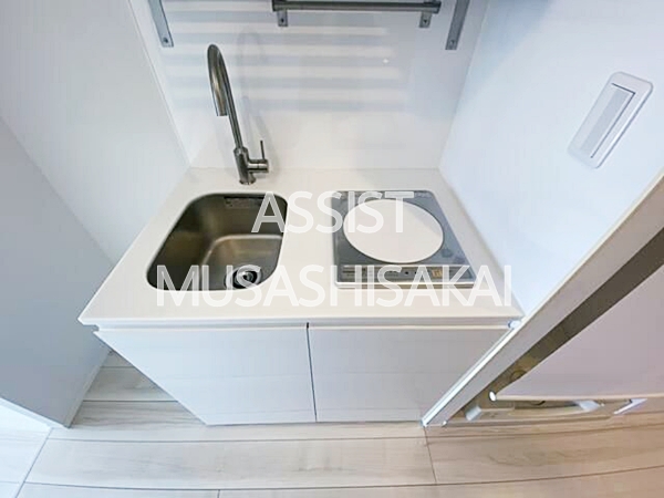 キッチン　写真：設備同仕様の別物件です