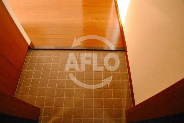 玄関　リーガル西長堀　玄関