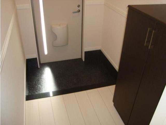 玄関　同施工会社の参考写真です