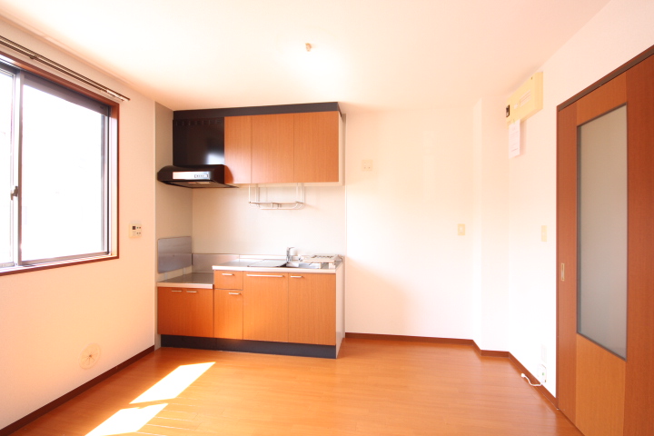 キッチン　南向きキッチン５，７帖です！　日当たり良好です。