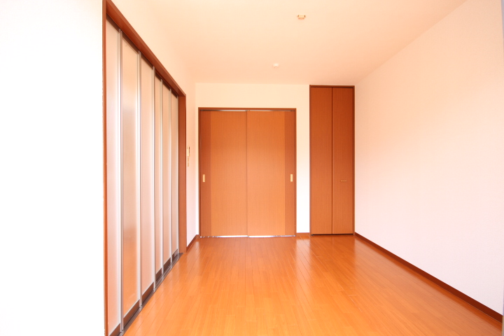 居室・リビング　南向き洋室５，７帖です！　日当たり良好です。