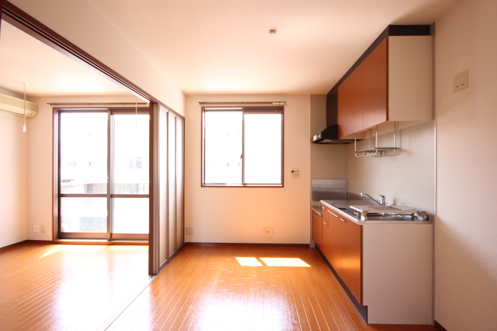 居室・リビング　キッチン及び南向き洋室５，７帖です！　日当たり良好です。