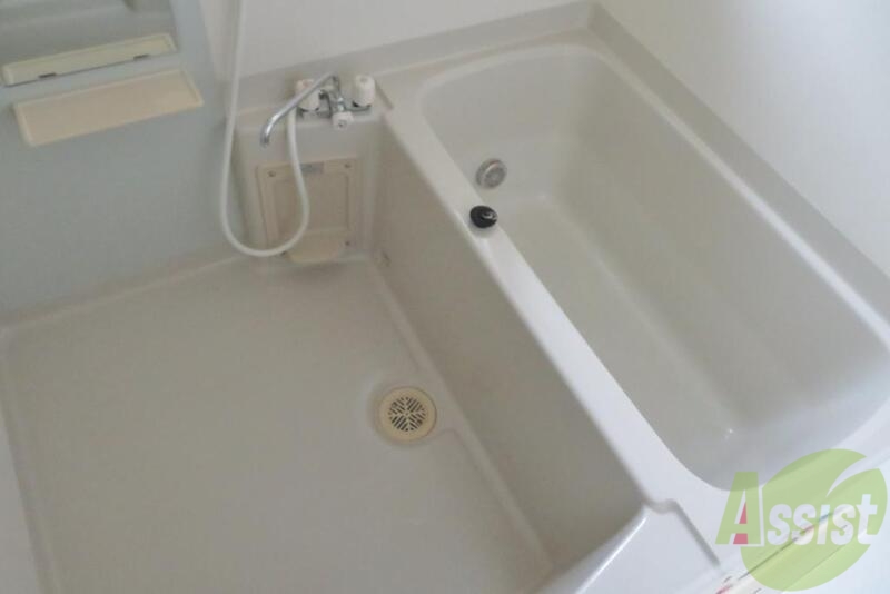 バス・シャワールーム　シンプルなユニットバスは足も延ばせてゆったりできそうですね。