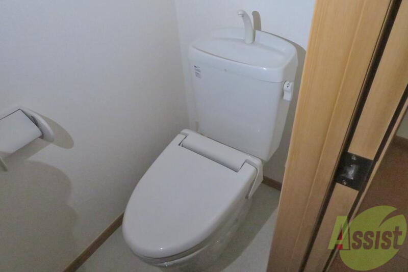 トイレ　白を基調としたシンプルなデザインのトイレは清潔感がありますね