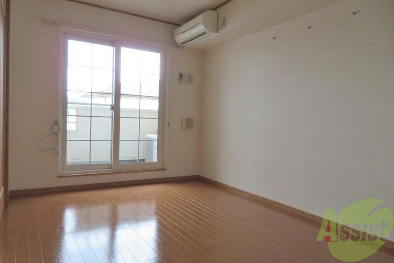 居室・リビング　可愛い格子の窓からは温かい陽が差し込み明るいリビングですよ。