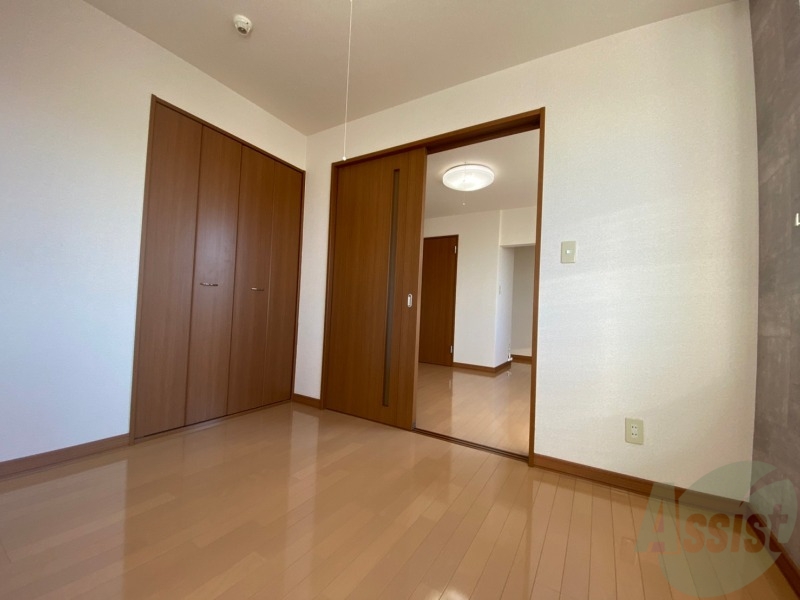 その他部屋・スペース　戸を閉めるとリビングと区切られた寝室にすることができますよ。