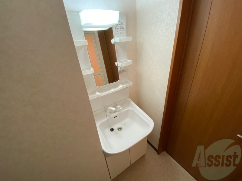 洗面設備　大きくて使いやすそうな独立洗面台になっています。