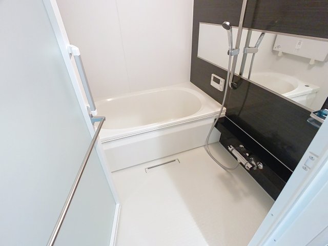 バス・シャワールーム　※同建物の別のお部屋の写真です