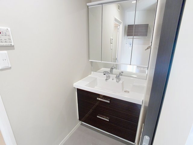 洗面設備　※同建物の別のお部屋の写真です